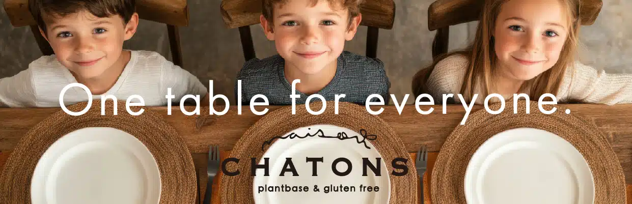 私たちの想い-テーブルに座る笑顔の男の子