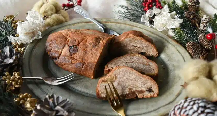 プレーンのグルテングリー＆ヴィーガンシュトーレンを切り分けた様子。