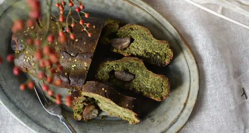 栗抹茶のグルテングリー＆ヴィーガンシュトーレンが切り分けられ、陶器皿に乗せられている。