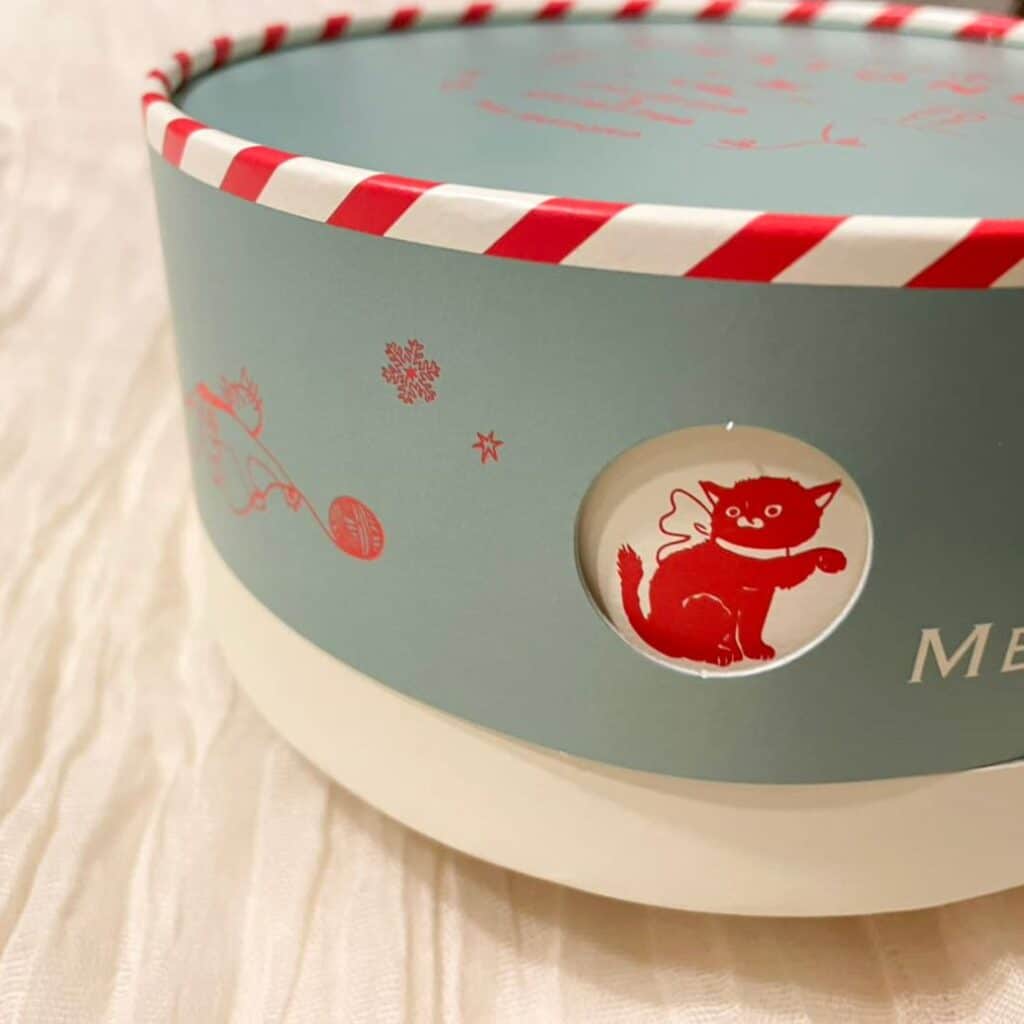 シャトンノエルのパッケージ横には小窓から猫がのぞいている。