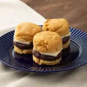 餡バタースコーンが3つお皿に並べられている。