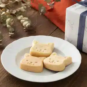 フィナンシェパイが3つお皿に並べられている。