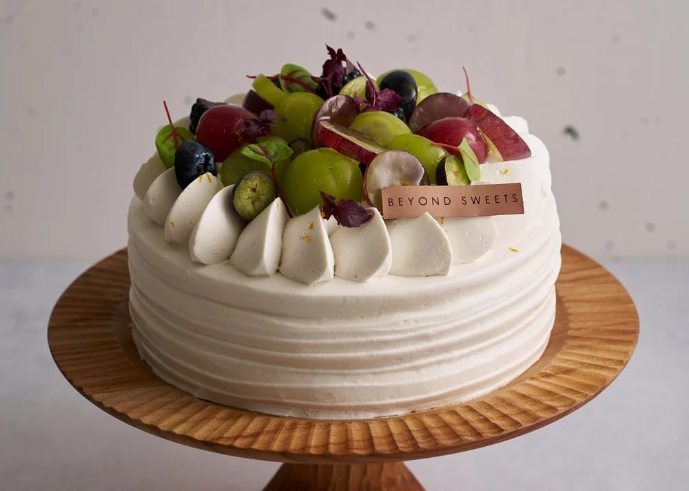 季節の果物で装飾されたプラントベースケーキ