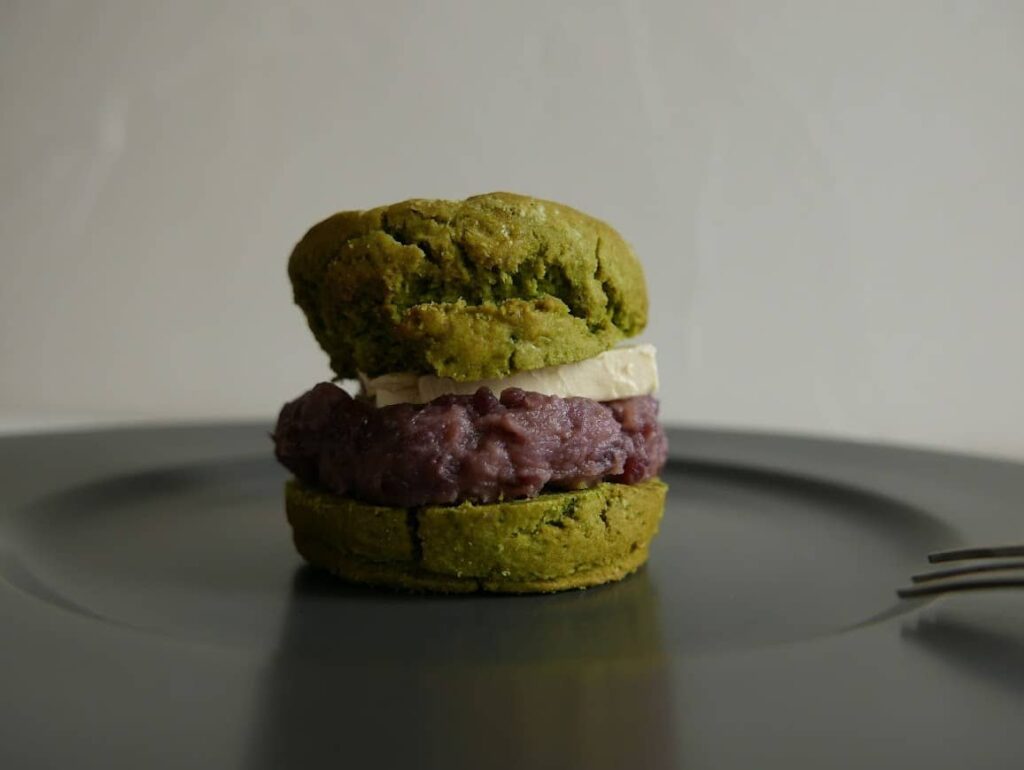 バターとあんこがサンドされたグルテンフリーの抹茶スコーン