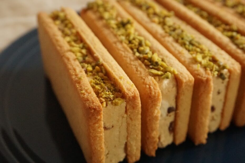 小麦アレルギーでも食べられる、ピスタチオのバターサンドが黒いお皿に並べられている。
