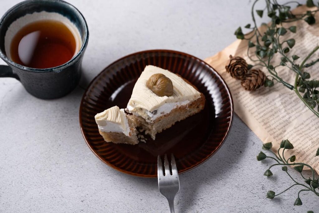 茶色の陶磁器に置かれたグルテンフリーのモンブラン