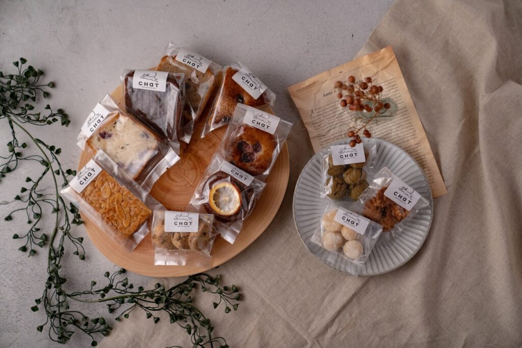 お皿に並べられた様々なグルテンフリーの焼き菓子