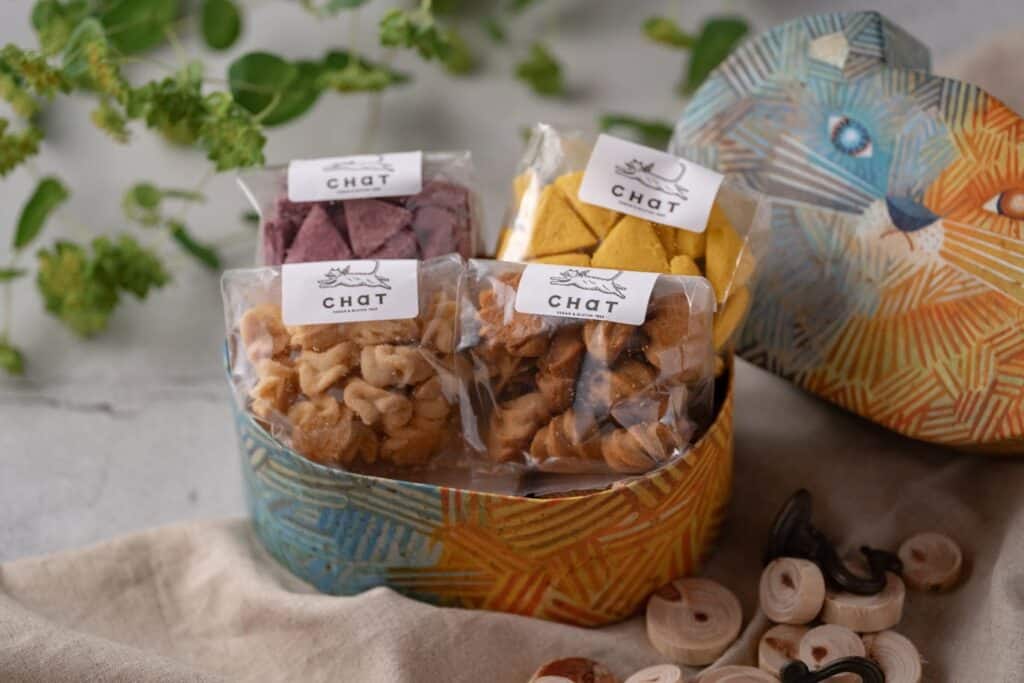 猫の容器に入ったグルテンフリークッキーの詰め合わせ