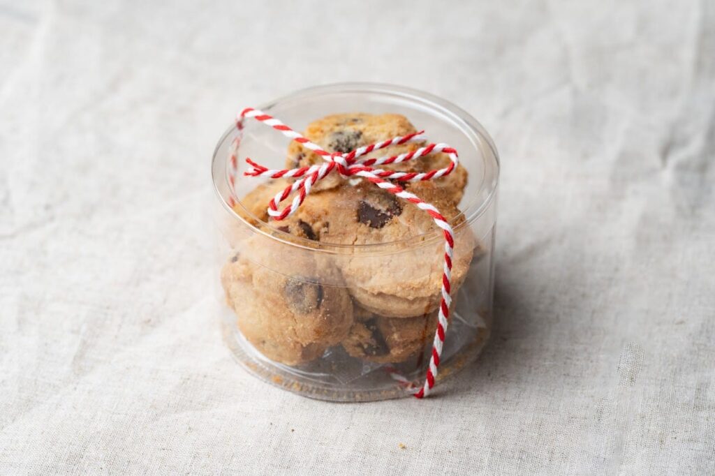 ラッピングされたグルテンフリーのチョコチップクッキー