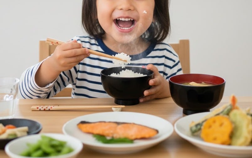 グルテンフリーの料理を食べて喜んでいる子どもの様子