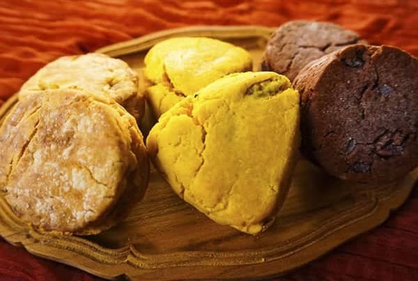 木の器に乗せられた色とりどりのスコーン