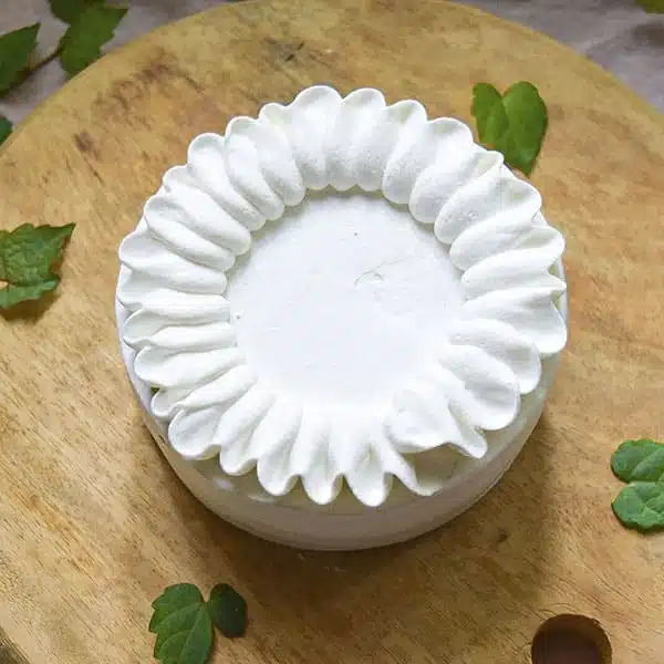 ホワイトシンプルケーキ ４号サイズを真上から見た様子。