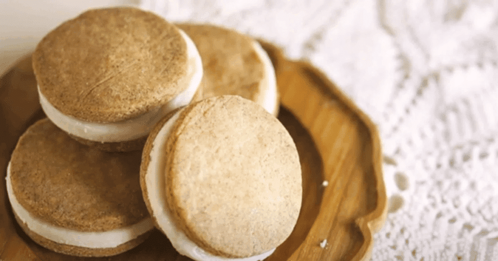 木のお皿に乗ったグルテンフリーのバターサンド