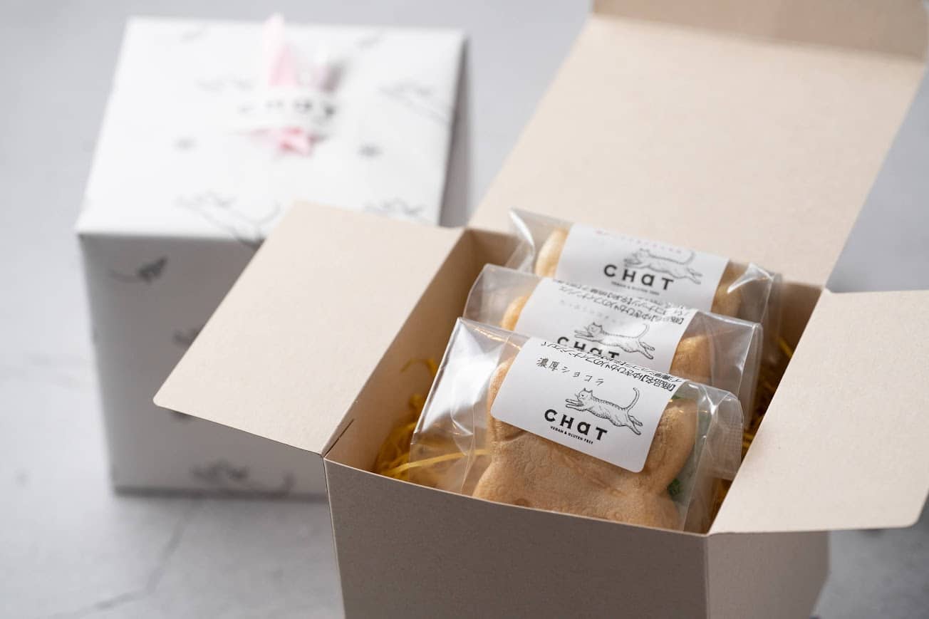 小麦を使用していないお菓子がラッピングされて箱に入っている。