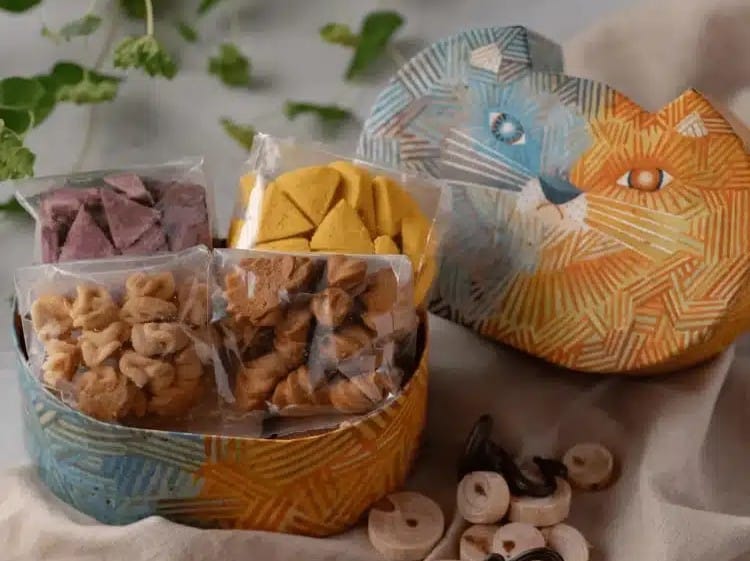 猫の入れ物に入った小麦アレルギー対応クッキーの詰め合わせ。