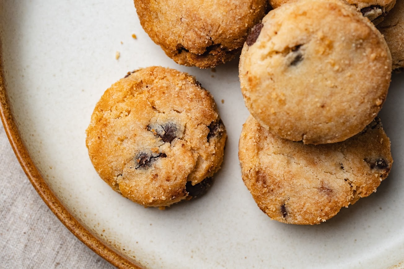 小麦アレルギー対応でつくられたチョコチップクッキーが白い陶器皿に乗せられている。