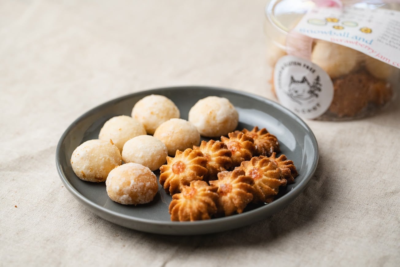 小麦を使用していないクッキーがお皿に並べられている。