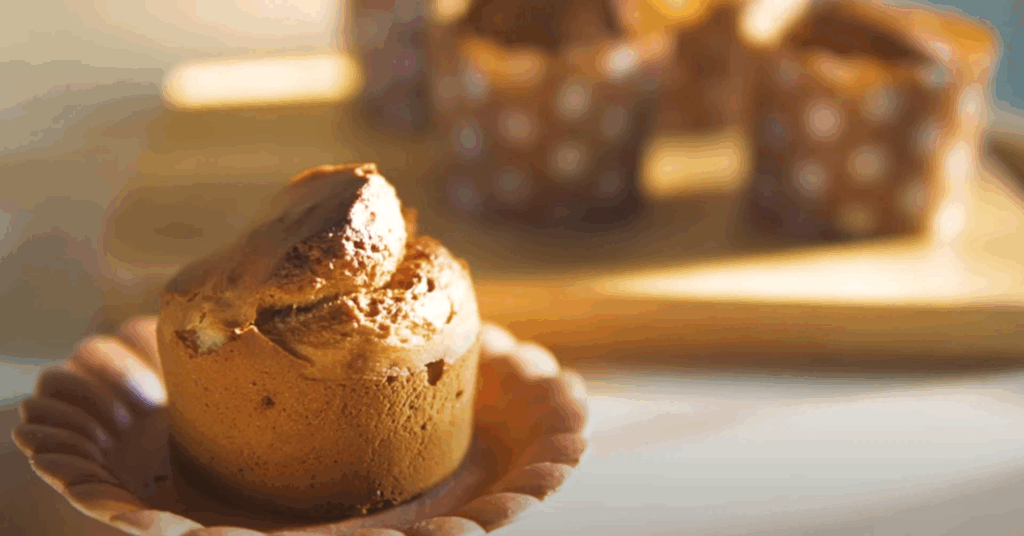 小麦を使用せずにつくられた米粉のはちみつ豆乳マフィンが茶色いお皿に乗せられている。