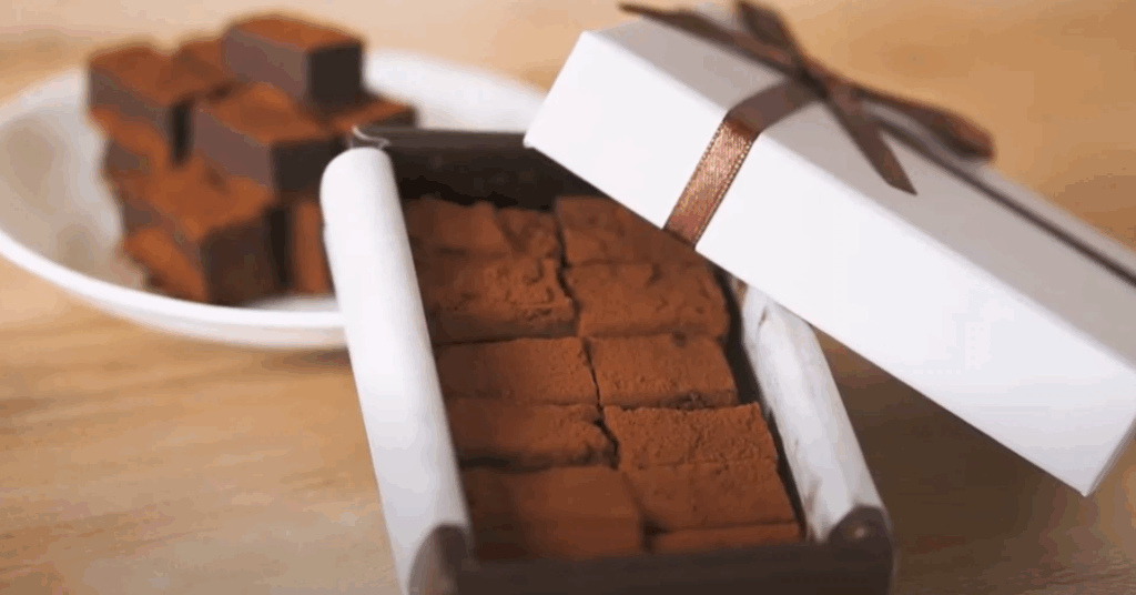 乳製品、白砂糖を使用せずにつくられた生チョコがラッピングされた箱に入っている。