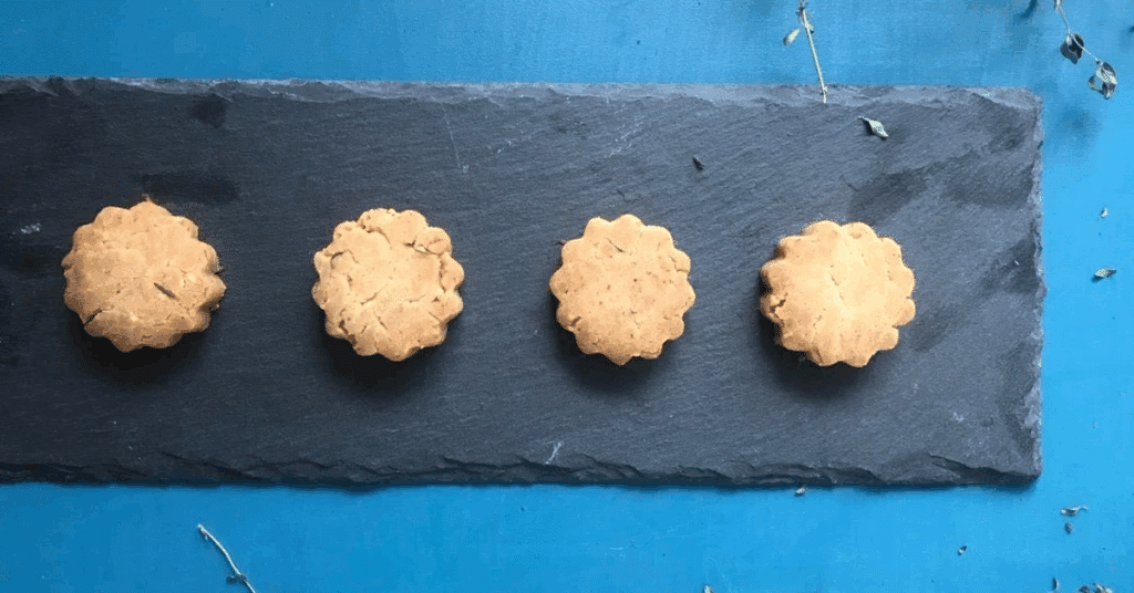 米粉でつくられたクッキーが並べられている。