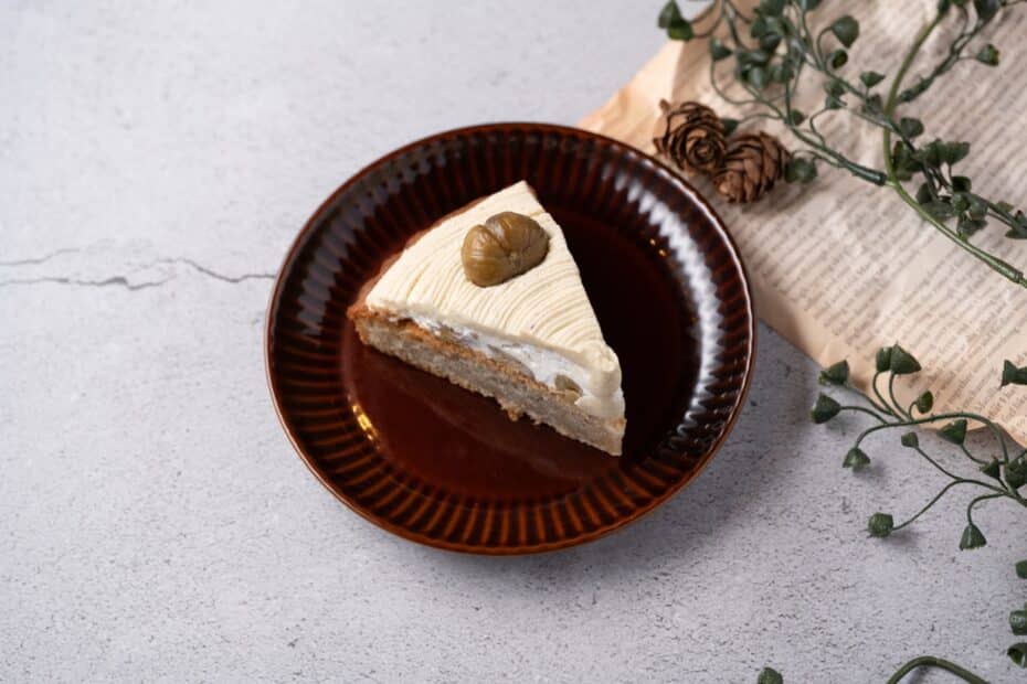 北海道産米粉で作られた1ピースのモンブランが茶色のお皿に乗せられている。