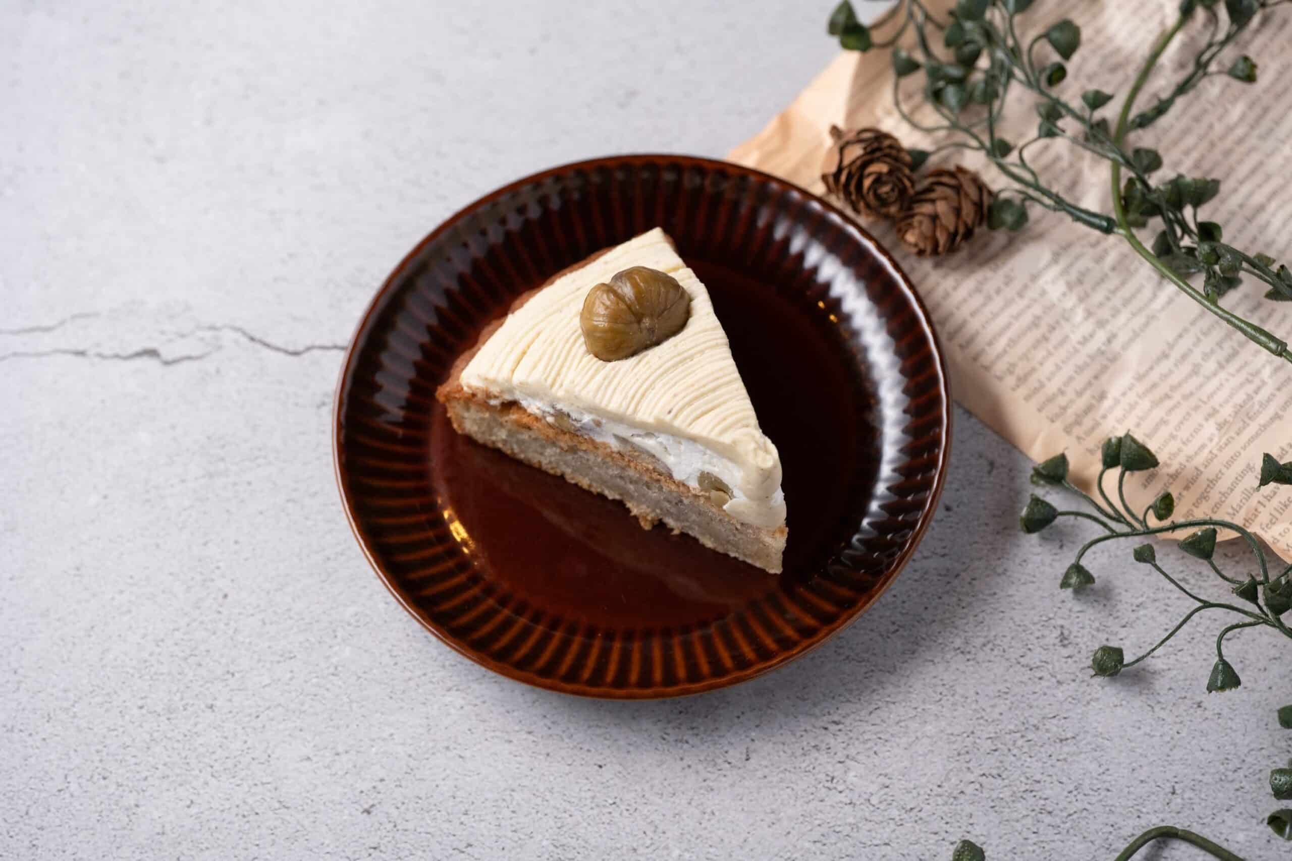 北海道産米粉で作られた1ピースのモンブランが茶色のお皿に乗せられている。