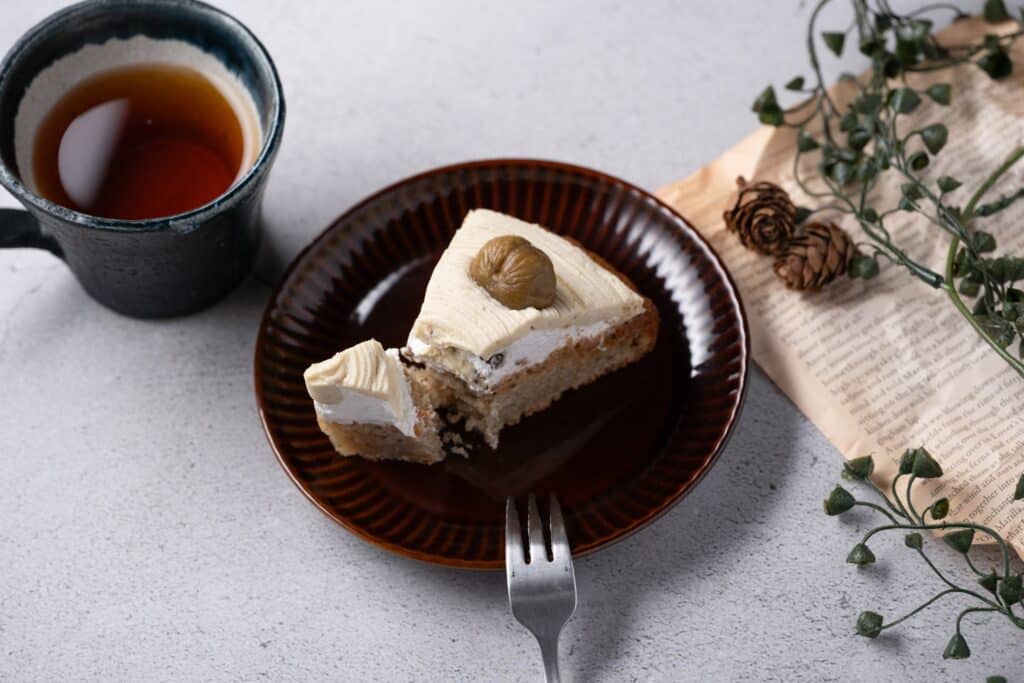 1ピースのモンブランをフォークで食べている途中の様子。