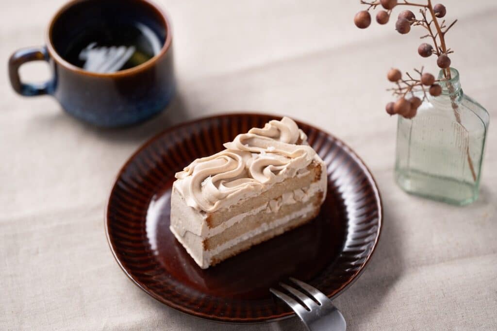 オーガニック素材を使用してつくられたケーキが陶器皿に乗せられている。