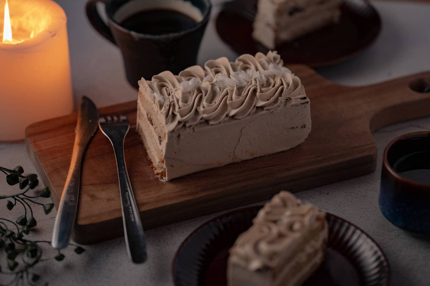 ヴィーガン対応ケーキをみんなで囲んで、これから食べようとしている。