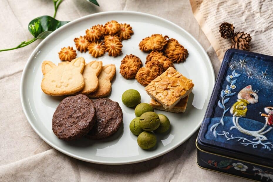 ヴィーガン対応の様々なお菓子がお皿に並べられている。