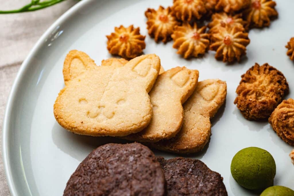 猫の型で抜かれたヴィーガン仕様のクッキー