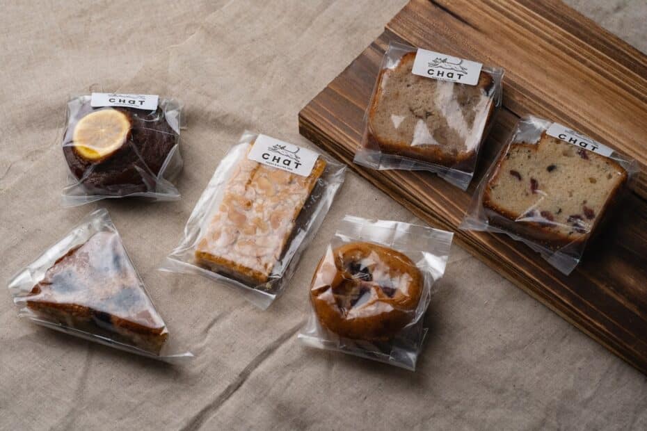 ヴィーガン対応の様々な種類の焼き菓子