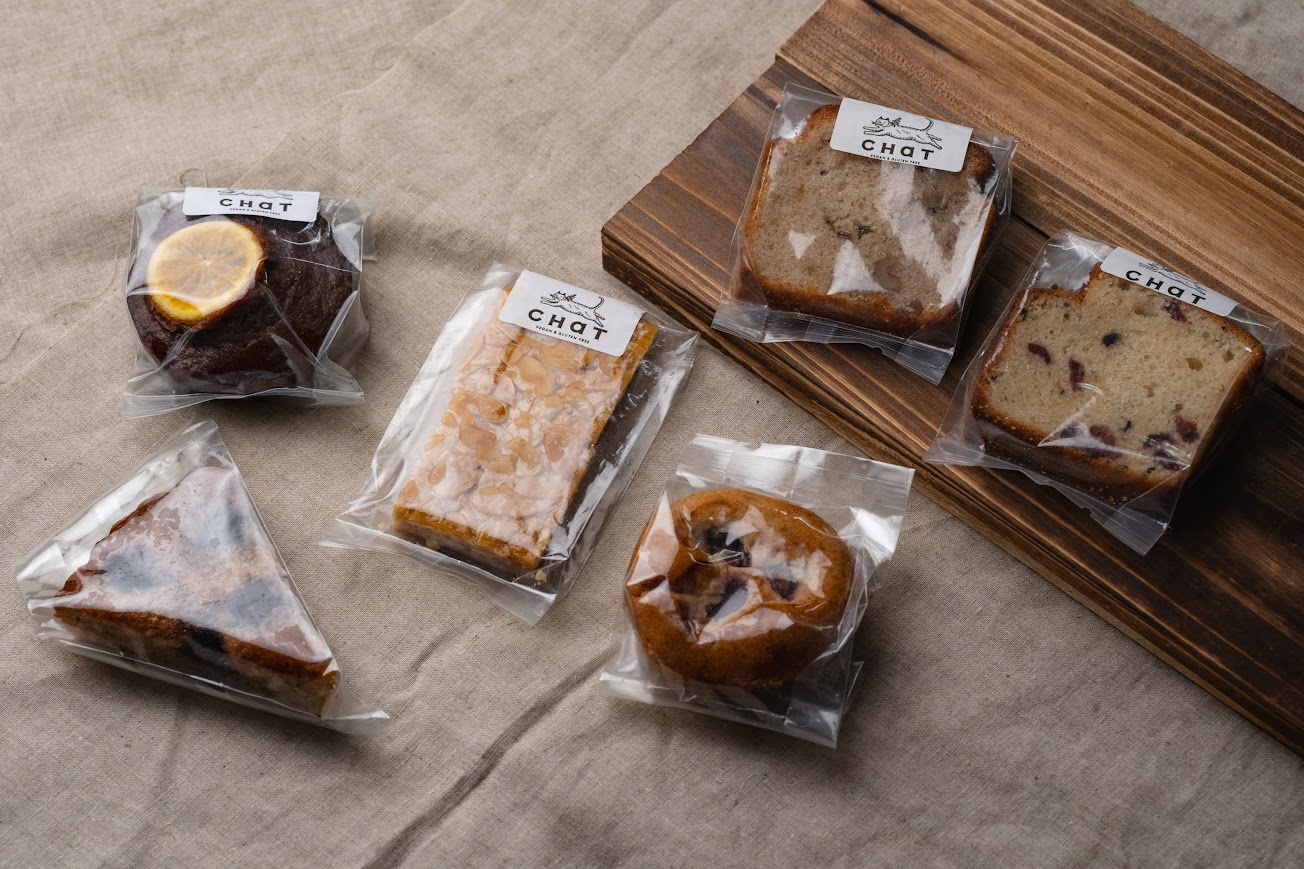 ヴィーガン対応の様々な種類の焼き菓子