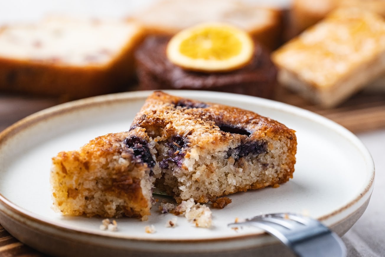 陶器皿に乗ったヴィーガン対応のケーク