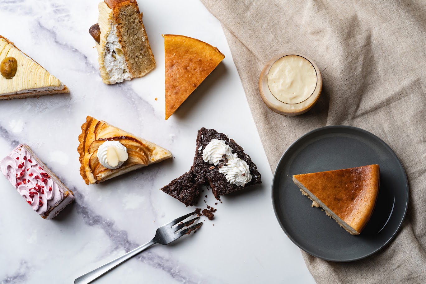 ヴィーガン対応の様々なケーキが大理石に並べられている。