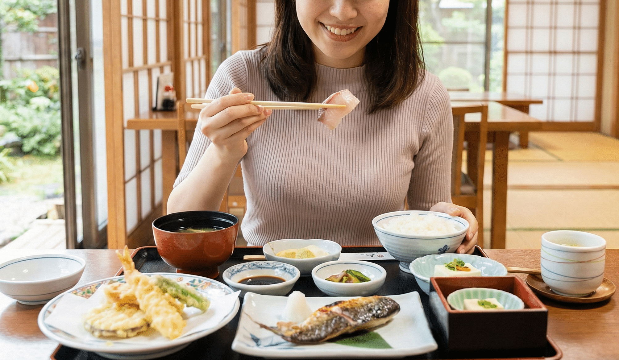グルテンフリーの和食を楽しんでいる女性。