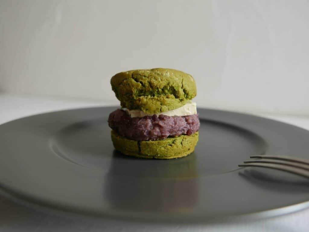 ヴィーガンの抹茶餡バタースコーンがお皿に乗っている。