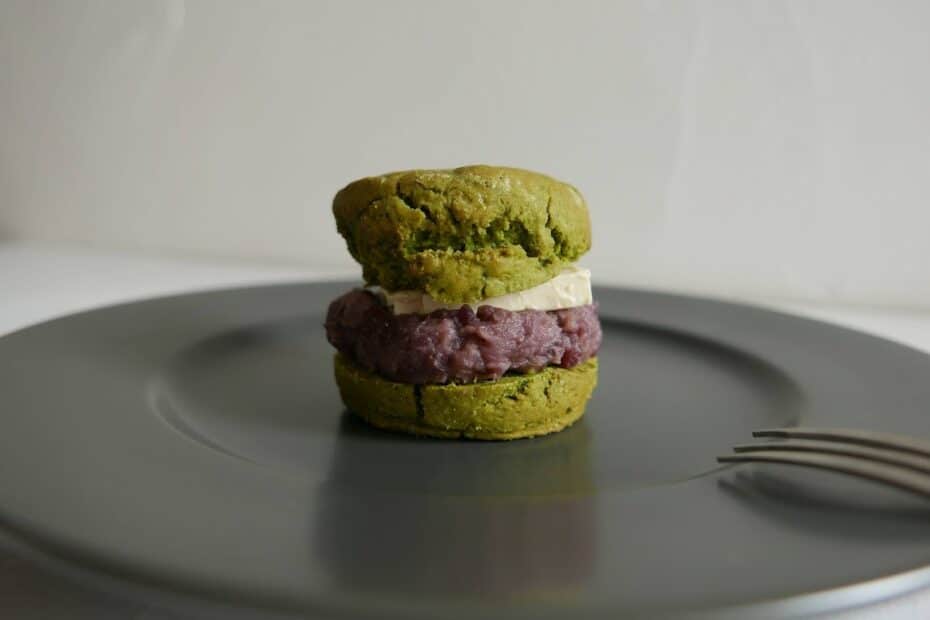 ヴィーガンの抹茶餡バタースコーンがお皿に乗っている。