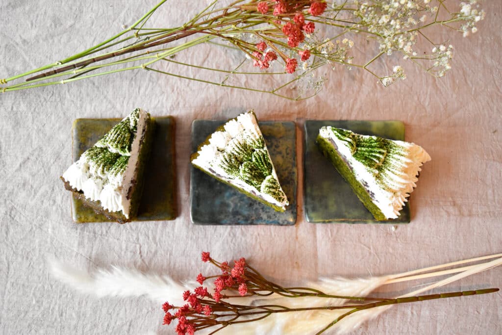 和のガトーがピースごとに四角いお皿に乗せられ、様々な方向を向いている。