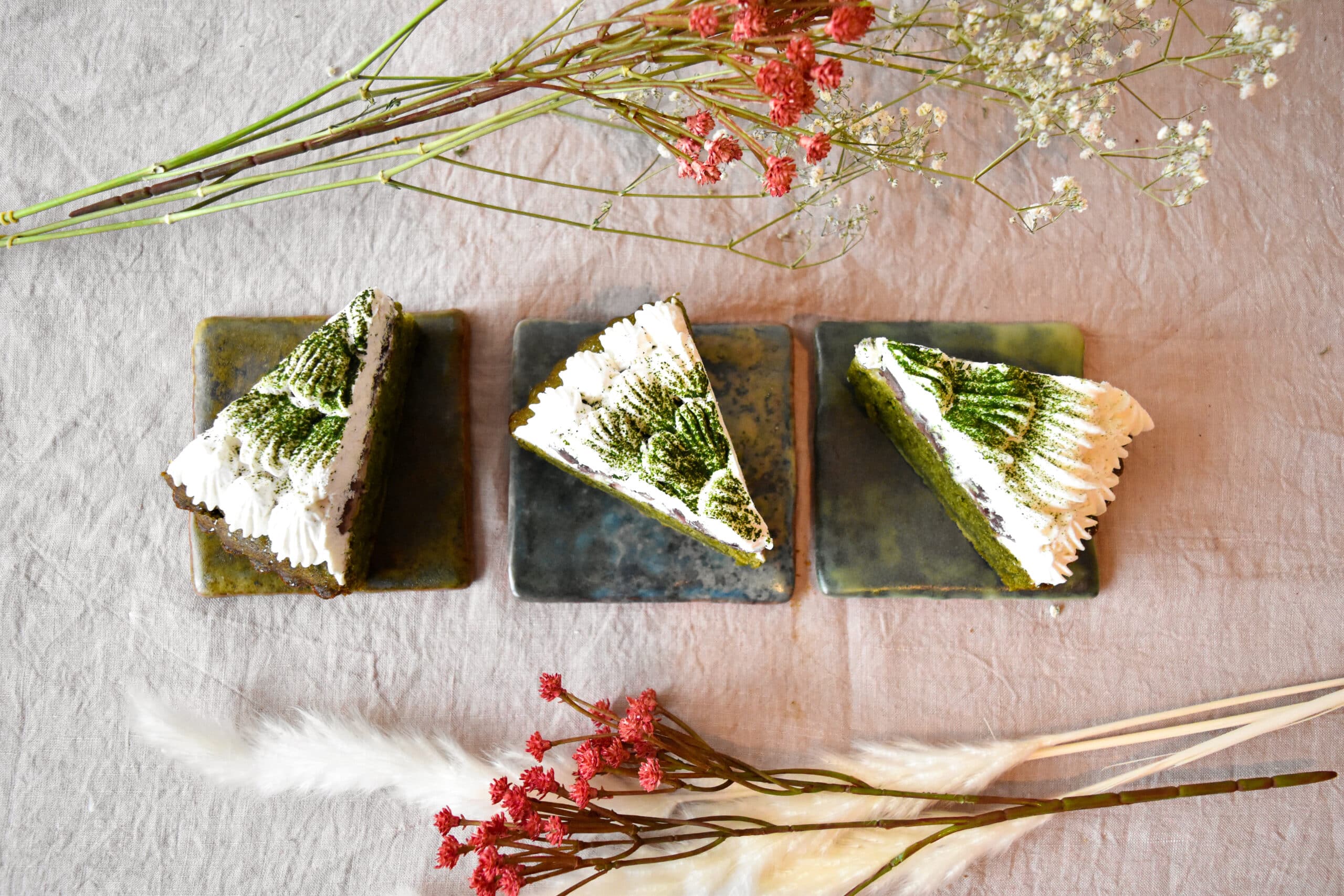 和のガトーがピースごとに四角いお皿に乗せられ、様々な方向を向いている。