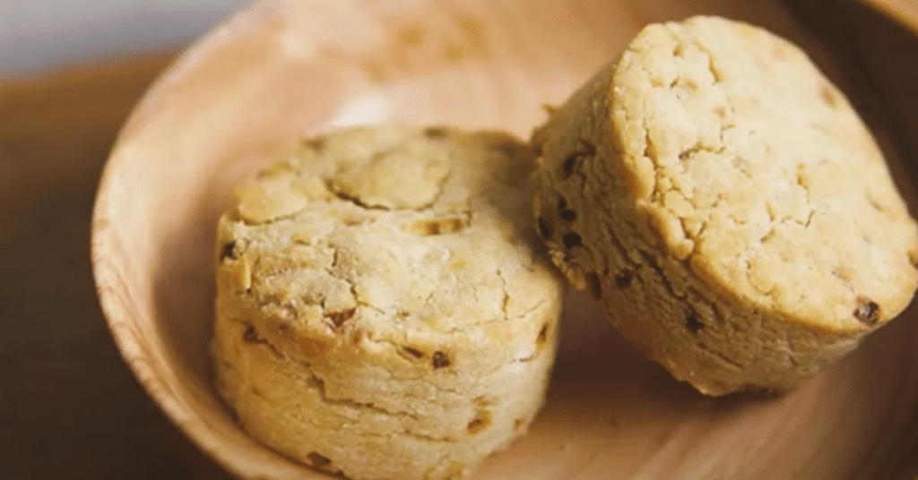 ヴィーガン対応のオニオンスコーンが木のお皿に乗っている。