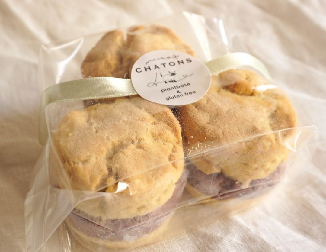 オーガニック素材を使用した餡バタースコーンがギフト用にラッピングされている。