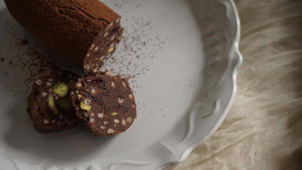 植物由来の原材料で作られたチョコレートサラミがお皿に乗せられてる