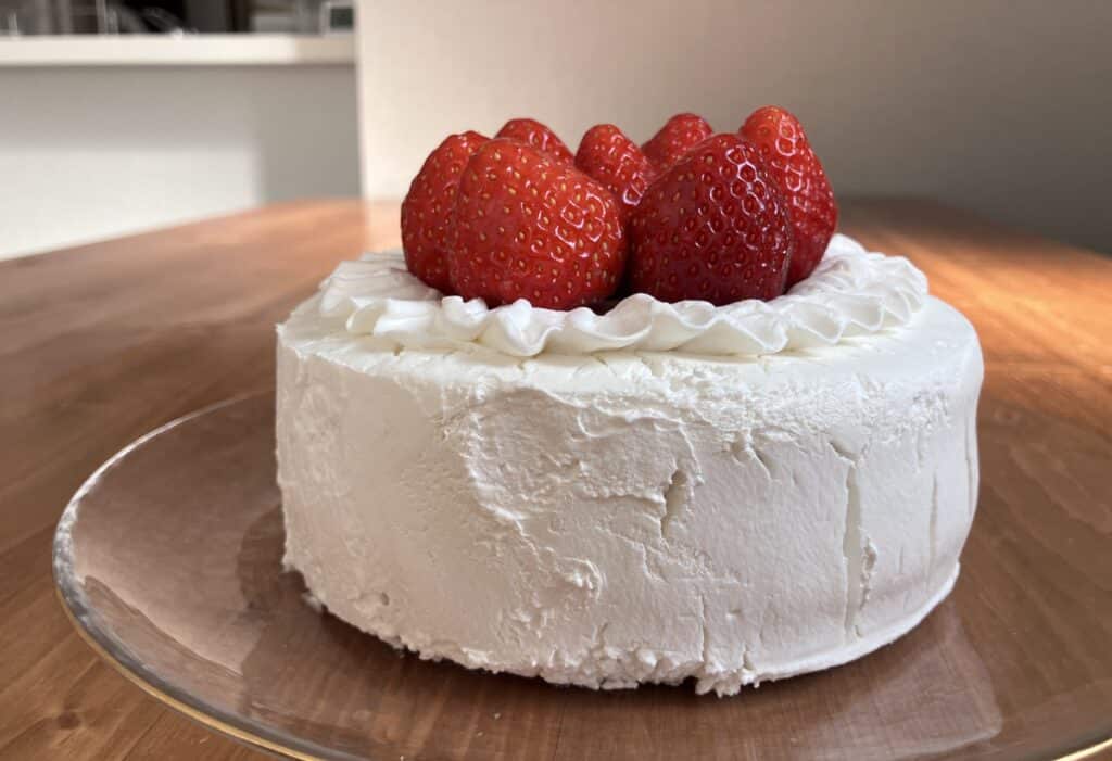 いちごを乗せたホワイトシンプルケーキ
