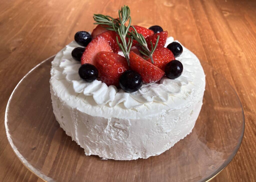 ホワイトシンプルケーキをベリーでアレンジしている