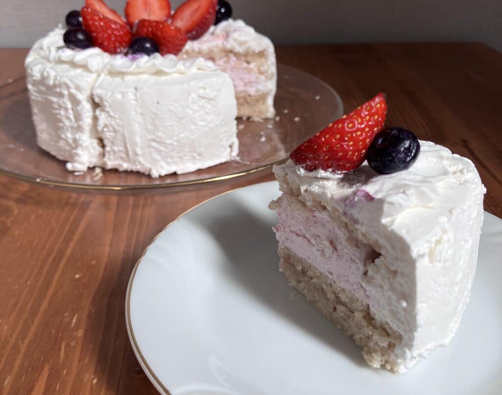 ピースごとに切り分けられたホワイトシンプルケーキ