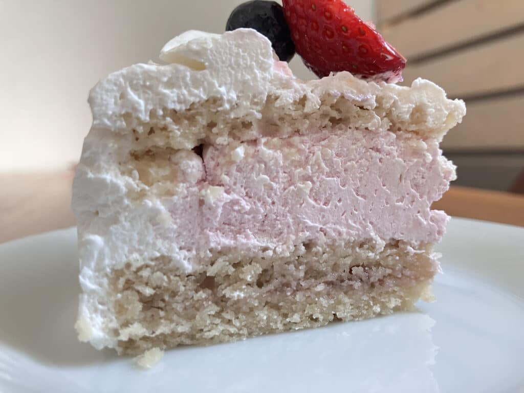 ホワイトシンプルケーキの断面