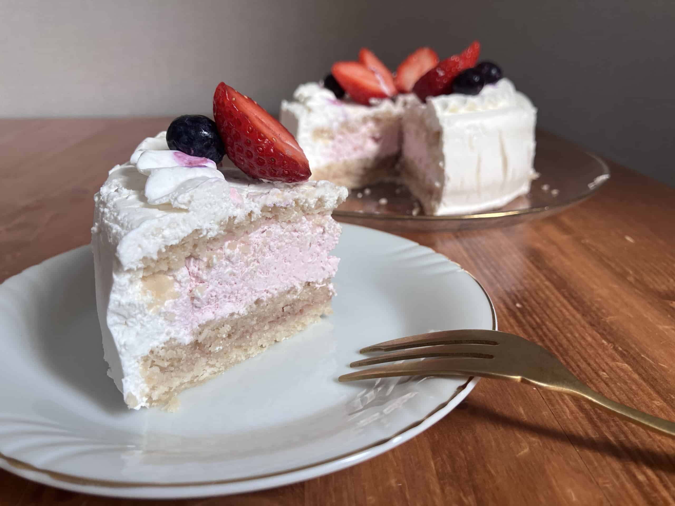 ホワイトシンプルケーキを切り分けてお皿に盛り付けている