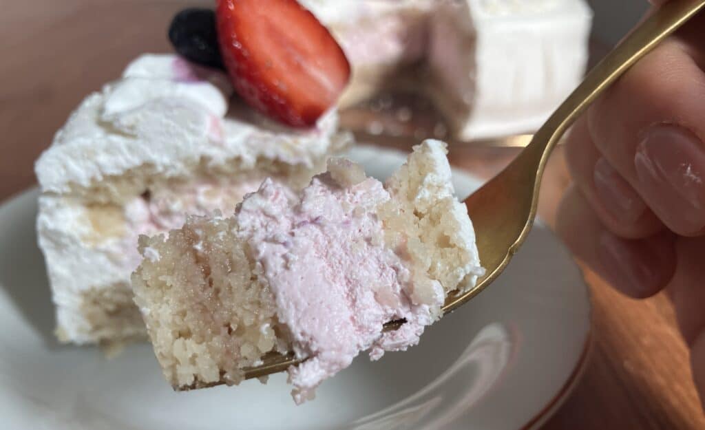 ケーキの一部をフォークですくいあげている。