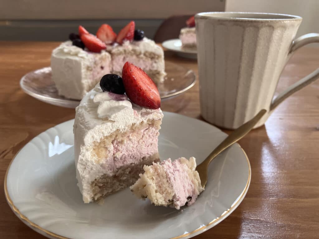 紅茶とともにケーキを楽しむ